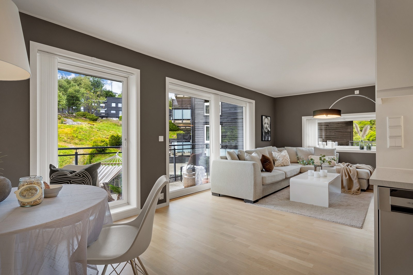 Meget romslig stue/kjøkken med god plass til det en trenger av møblering Galleribilde