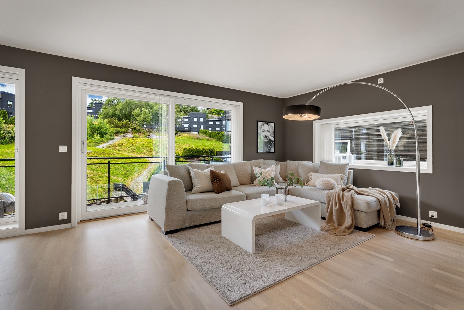 Delikat stue med store vindusflater som gir godt lysinnslipp Galleribilde