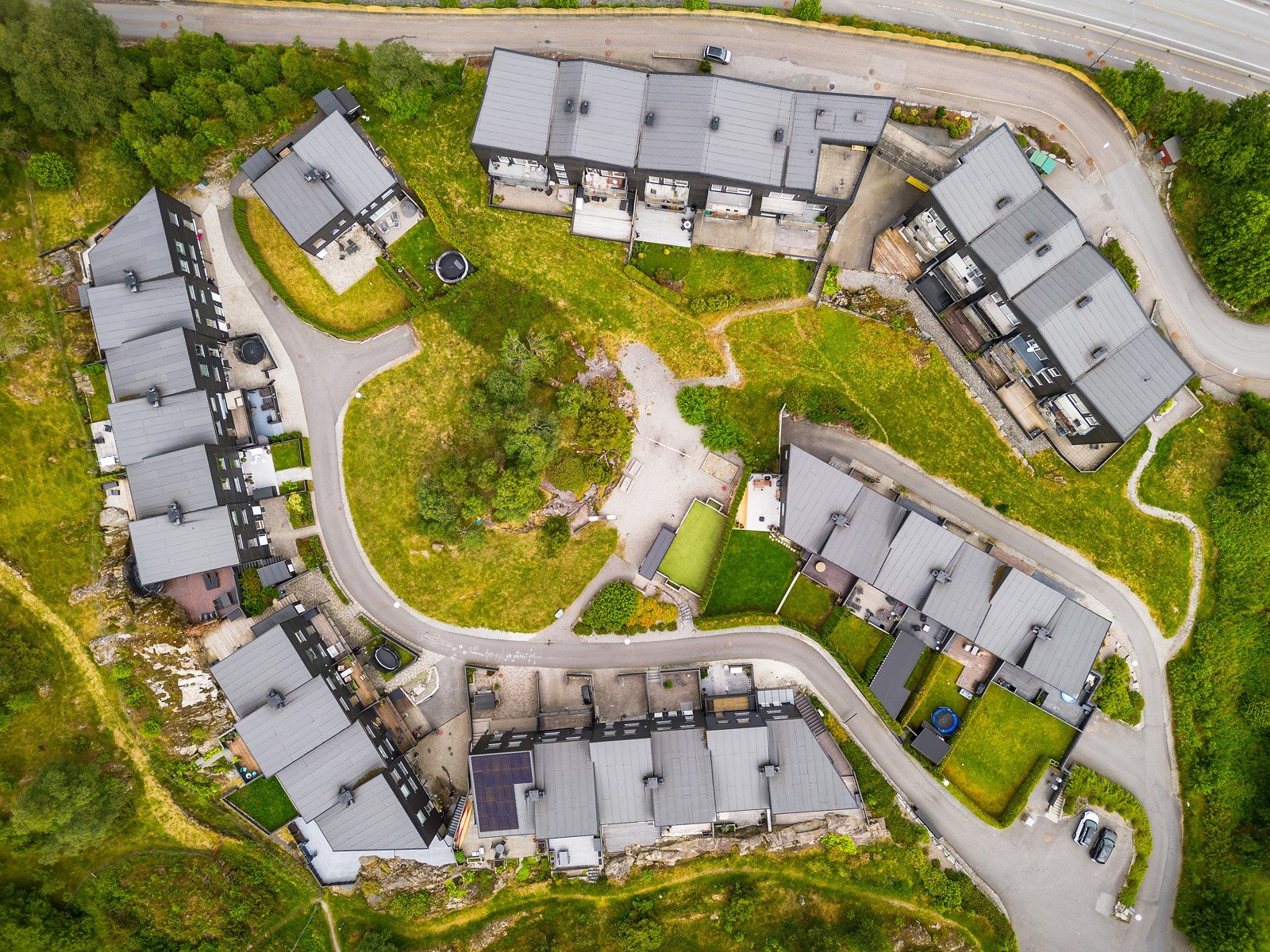 Rekkehusene i bildet har adresse Myrdalshovden som ligger få minutter unna Horisont Galleribilde