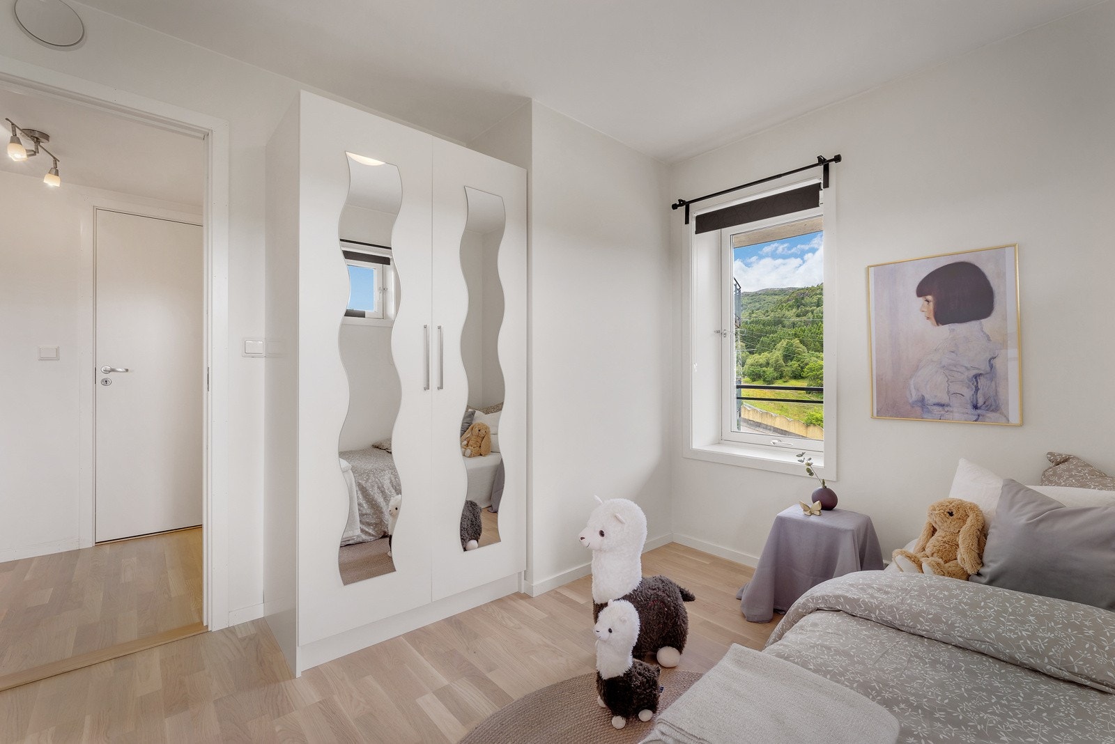 Soverom 2 og med garderobeskap Galleribilde