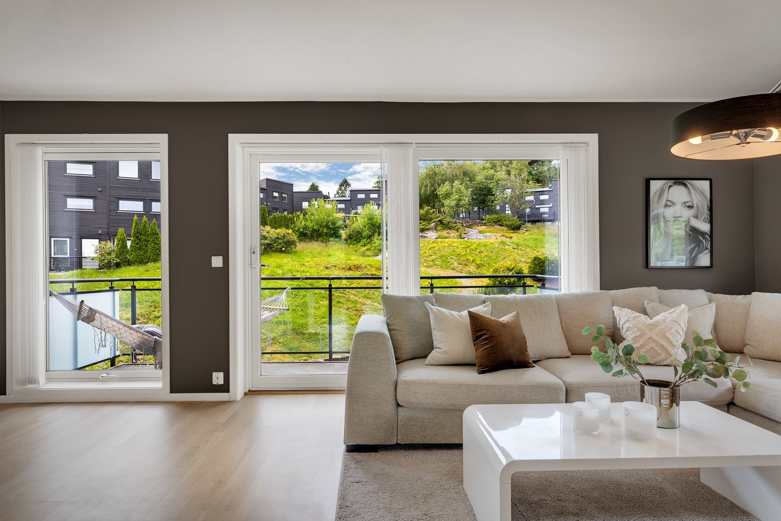 Lite innsyn fra de store vinduene. Boligene i Myrdalshovden orienterer seg andre veien Galleribilde