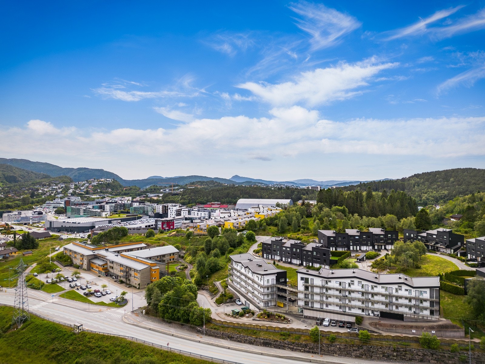 Skimter Åsane "sentrum" i bakgrunnen, kort gangavstand til det meste en trenger i hverdagen Galleribilde