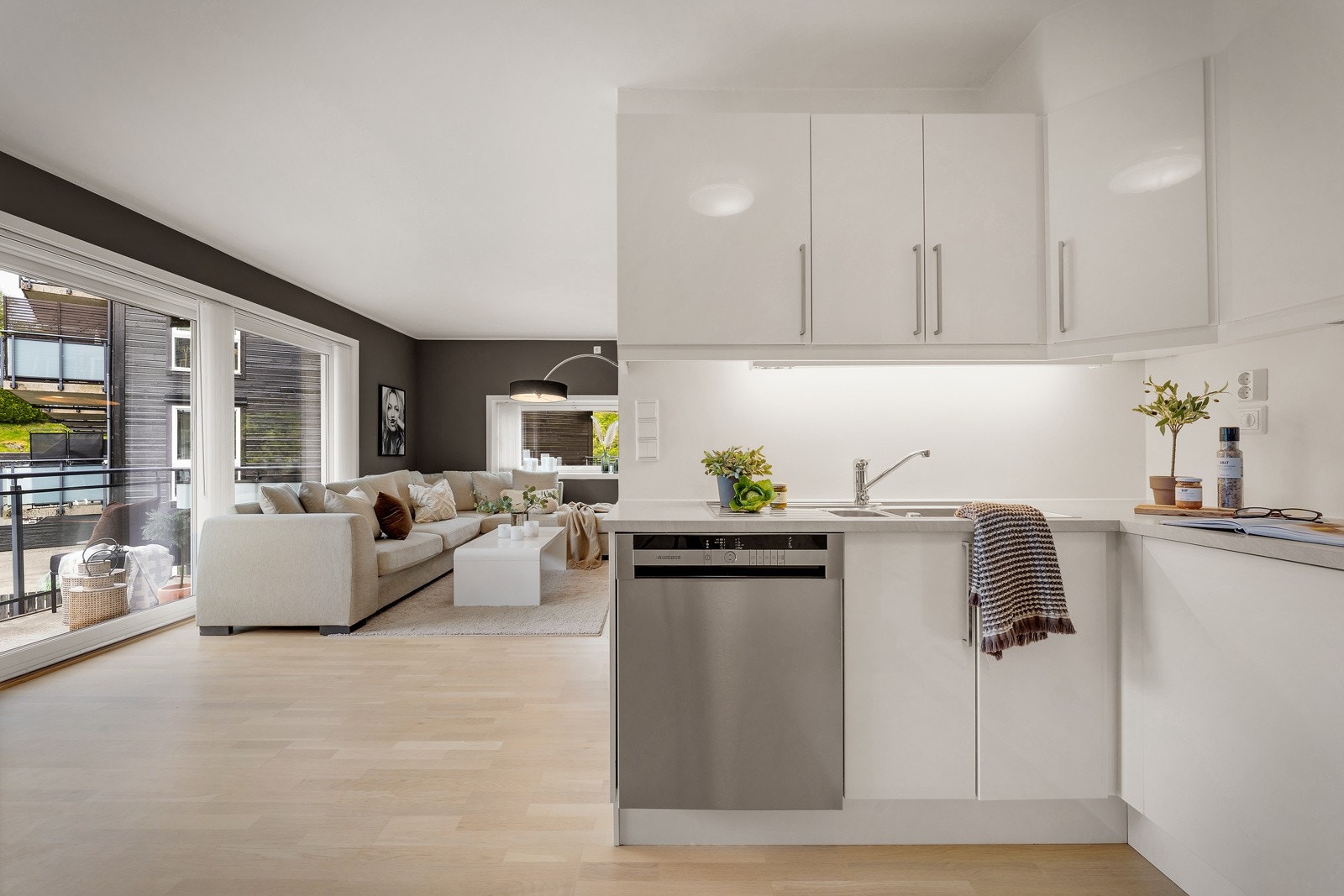 Tidløs kjøkkeninnredning med hvite slette fronter Galleribilde