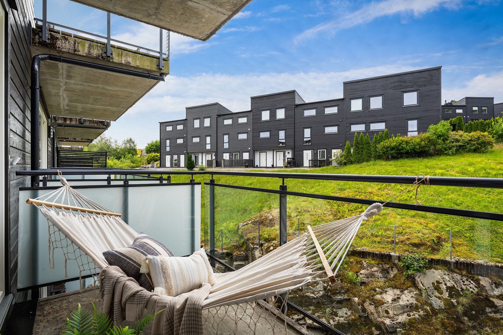 Vestvendt balkong med ettermiddag/kveldsol Galleribilde