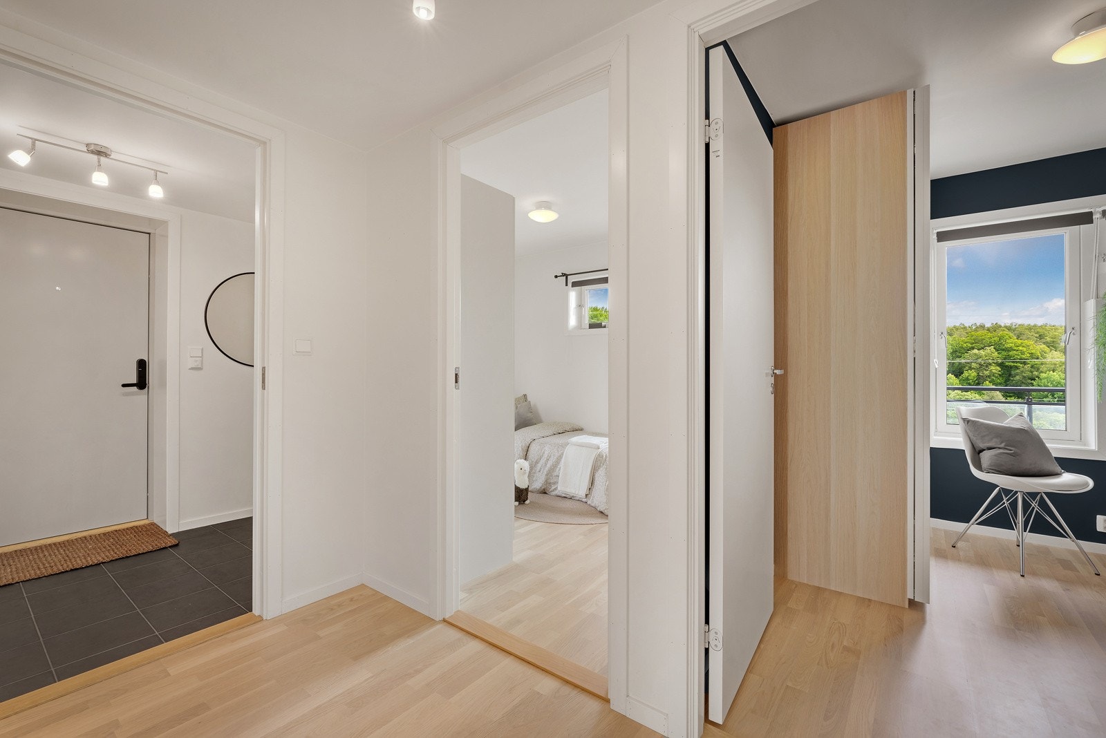 Tilgang til to boder fra gang/entrè Galleribilde