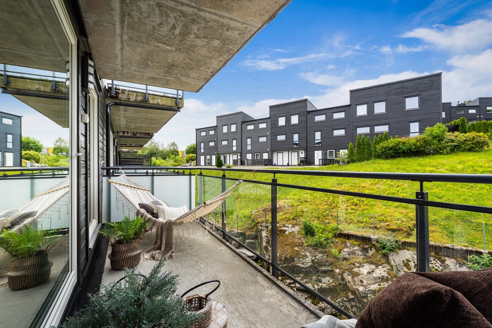 Vestvendt balkong med utgang fra stue Galleribilde