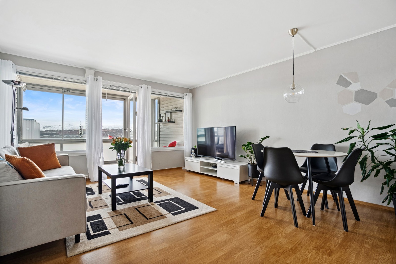 Store vindusflater gir godt med lysinnslipp Galleribilde