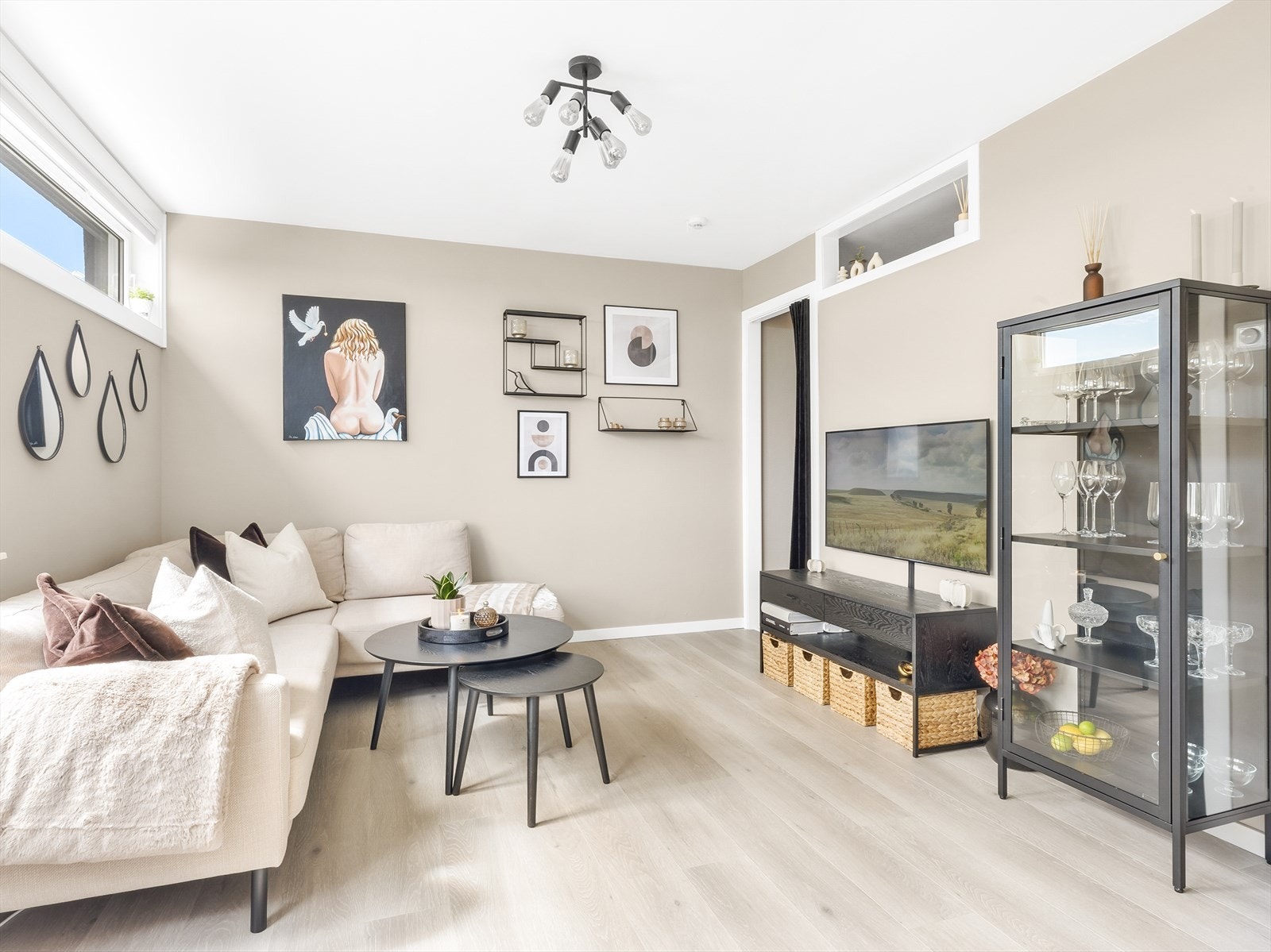 Stuen har god plass til sofa, stuebord og annet møblement Galleribilde