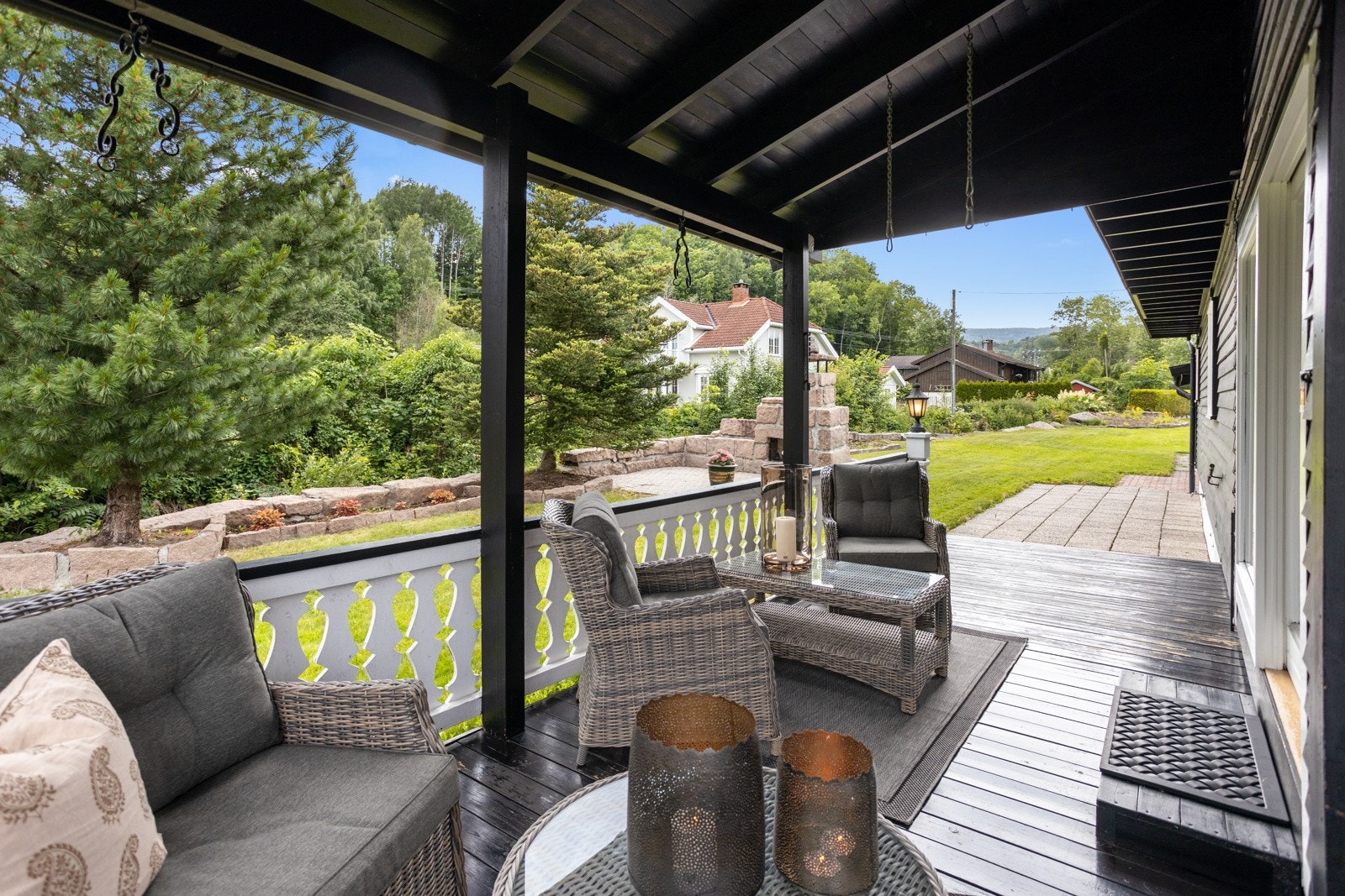 Flott overbygget terrasse i 1. etasje. Galleribilde