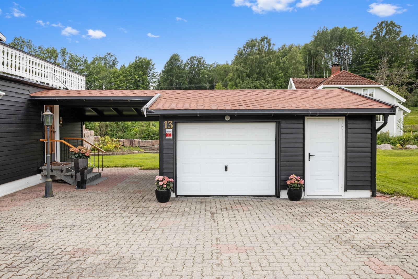 Garasje og sportsbod - Overbygget inngangsparti. Galleribilde