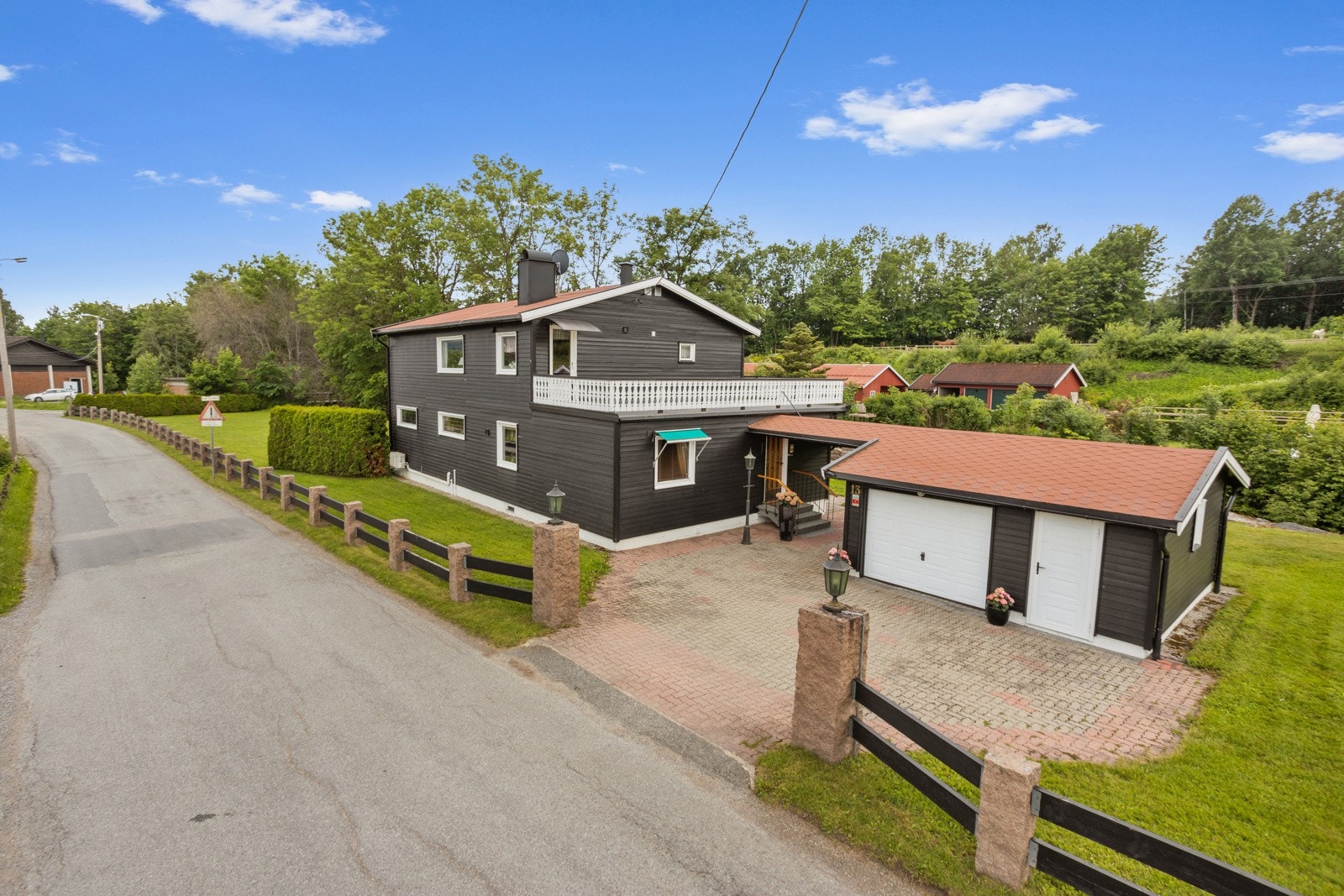 Enebolig/tomannsbolig med garasje og stor tomt. Galleribilde