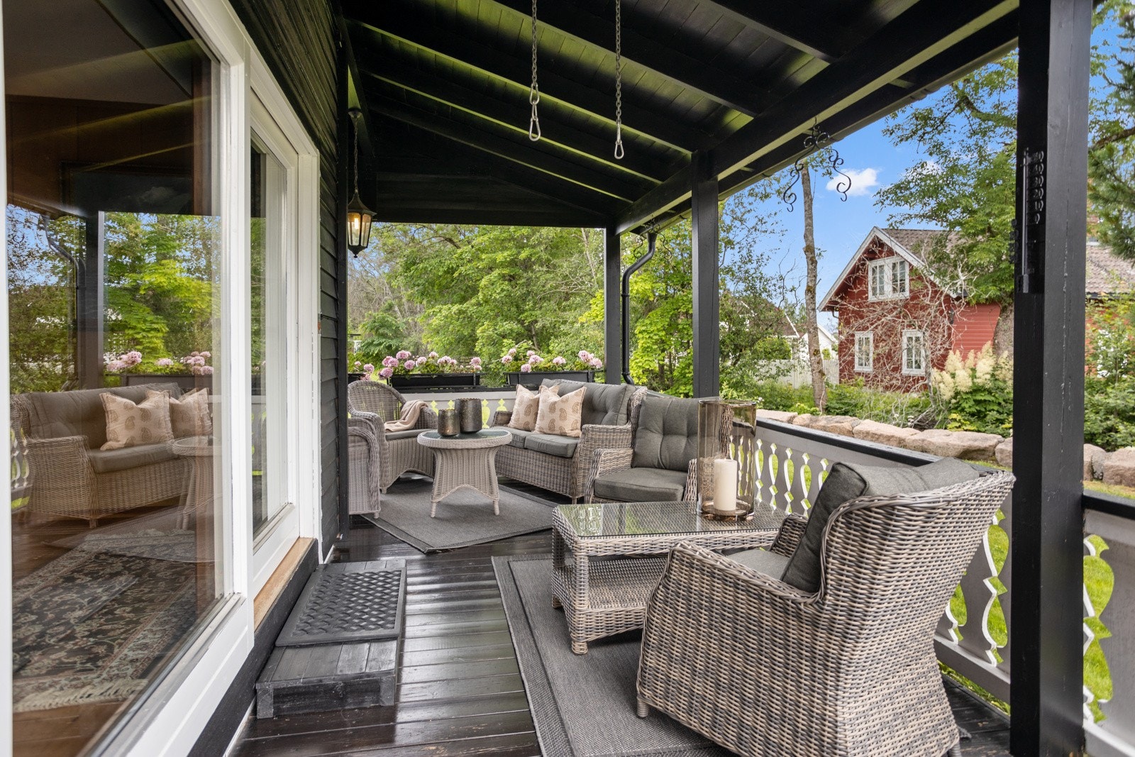 Flott overbygget terrasse i 1. etasje. Galleribilde