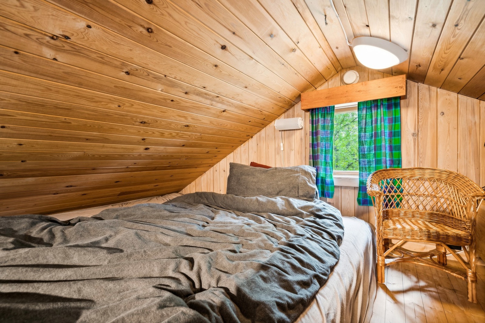 I hytta er det to soverom og en romslig hems. Galleribilde