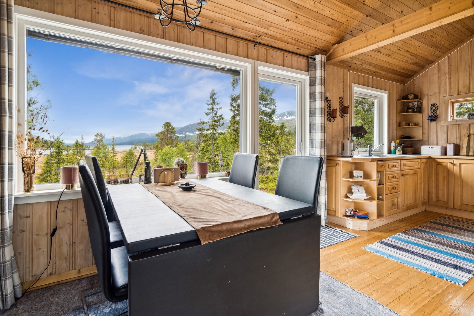 Oppvarming av hytta skjer med vedfyring og elektrisitet. Galleribilde