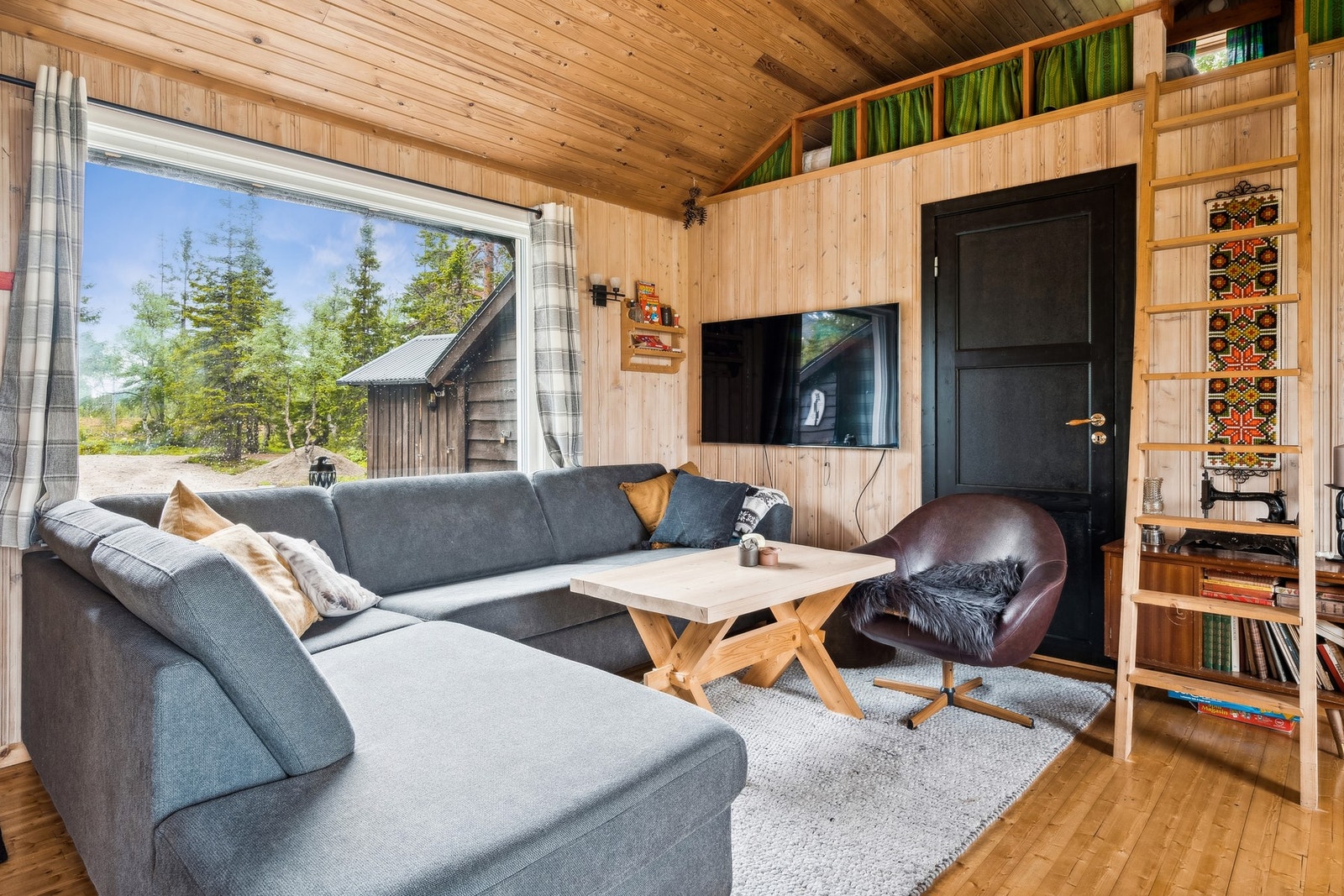 i 2022 ble det skiftet vinduer på stue mot sør og nord og innsatt balkongdør mot nord. Galleribilde