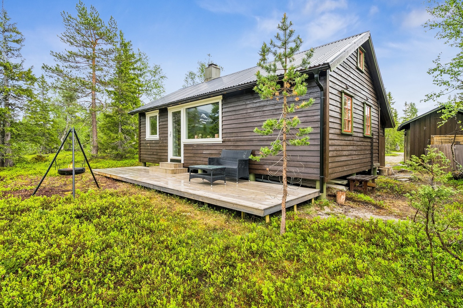 Hytta ligger i et rolig og forholdsvis etablert hyttefelt med solrik beliggenhet ved Simskaret. Galleribilde