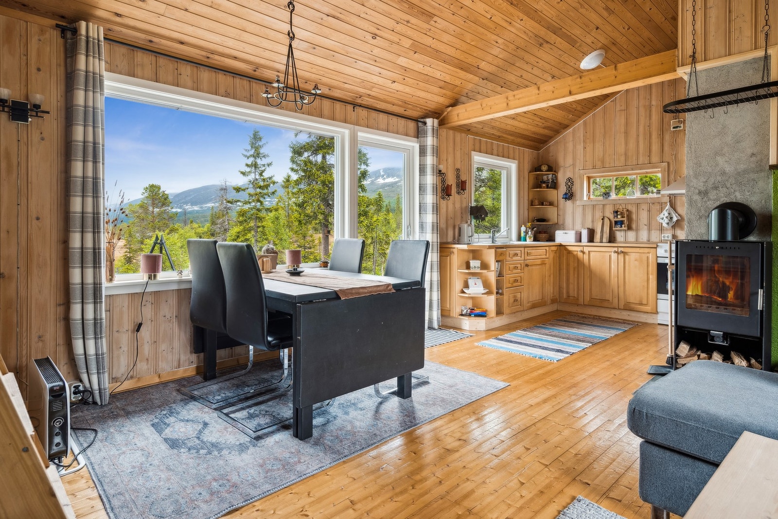 Alt i hytta, utebod og uthus medfølger ved salg med unntak av snøfres (kan kjøpes separat). Eiendommen vil ikke bli ytterligere ryddet eller rengjort før overtakelse. Galleribilde