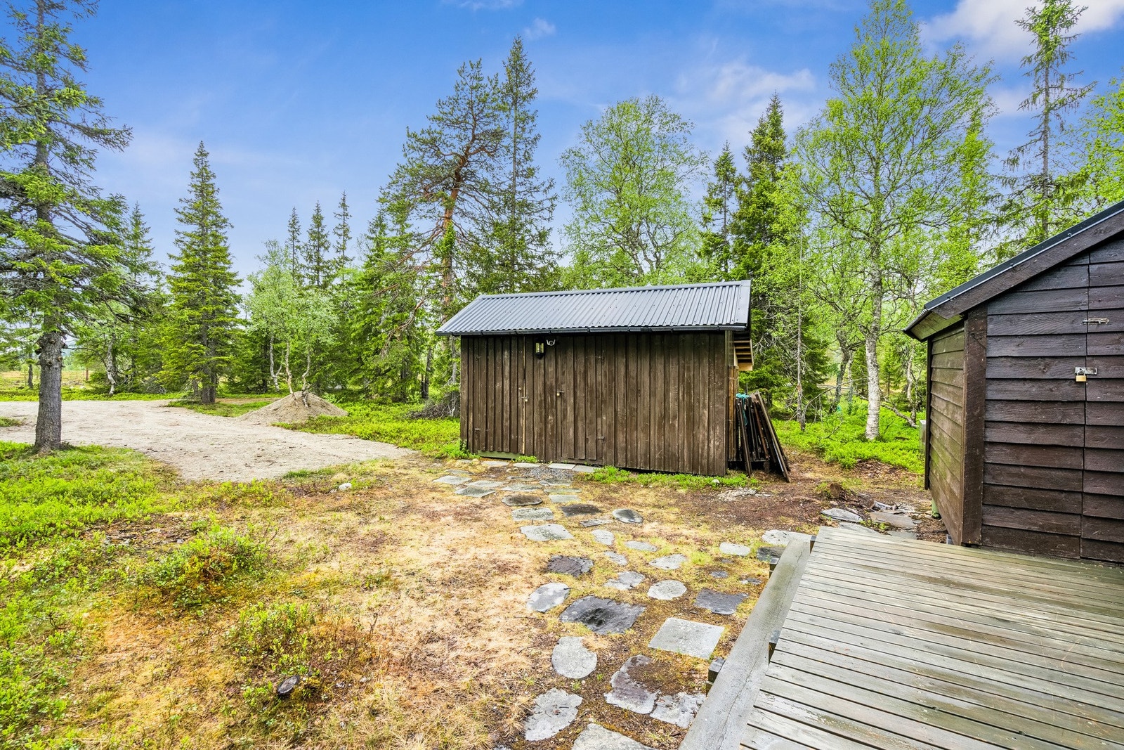 I tilknytning til hytta er det en utvendig bod ved inngangspartiet. Galleribilde