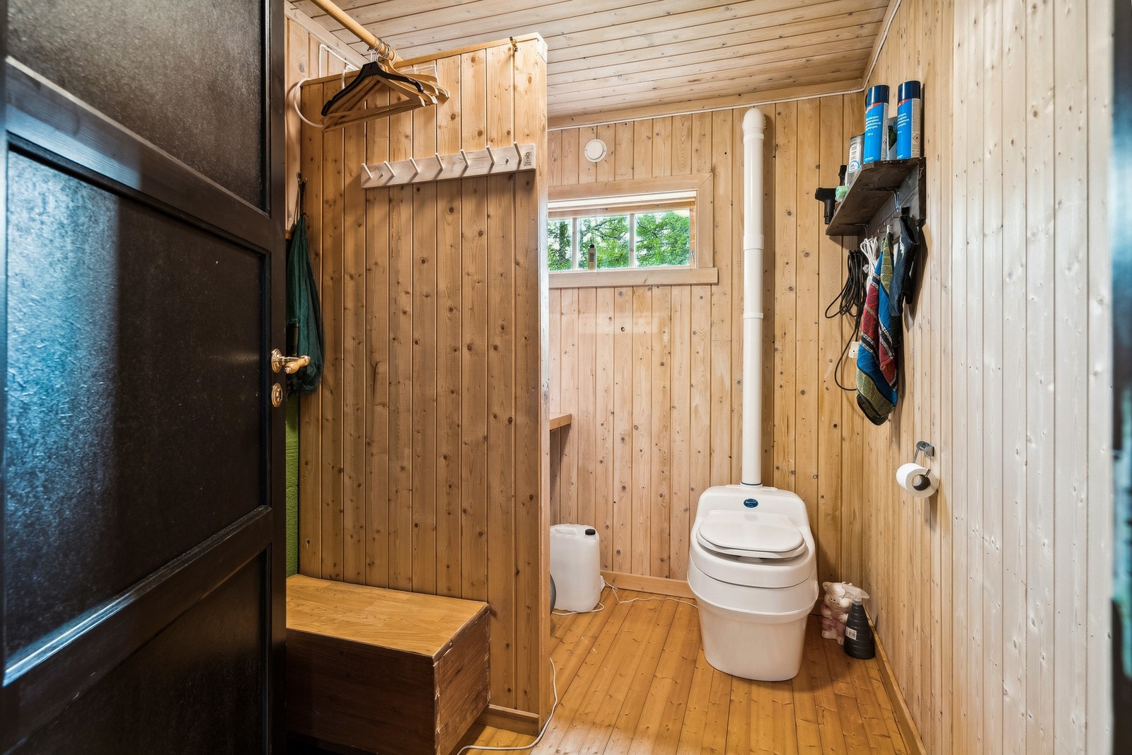 Hytta har et toalettrom med nytt separett (toalett). Galleribilde