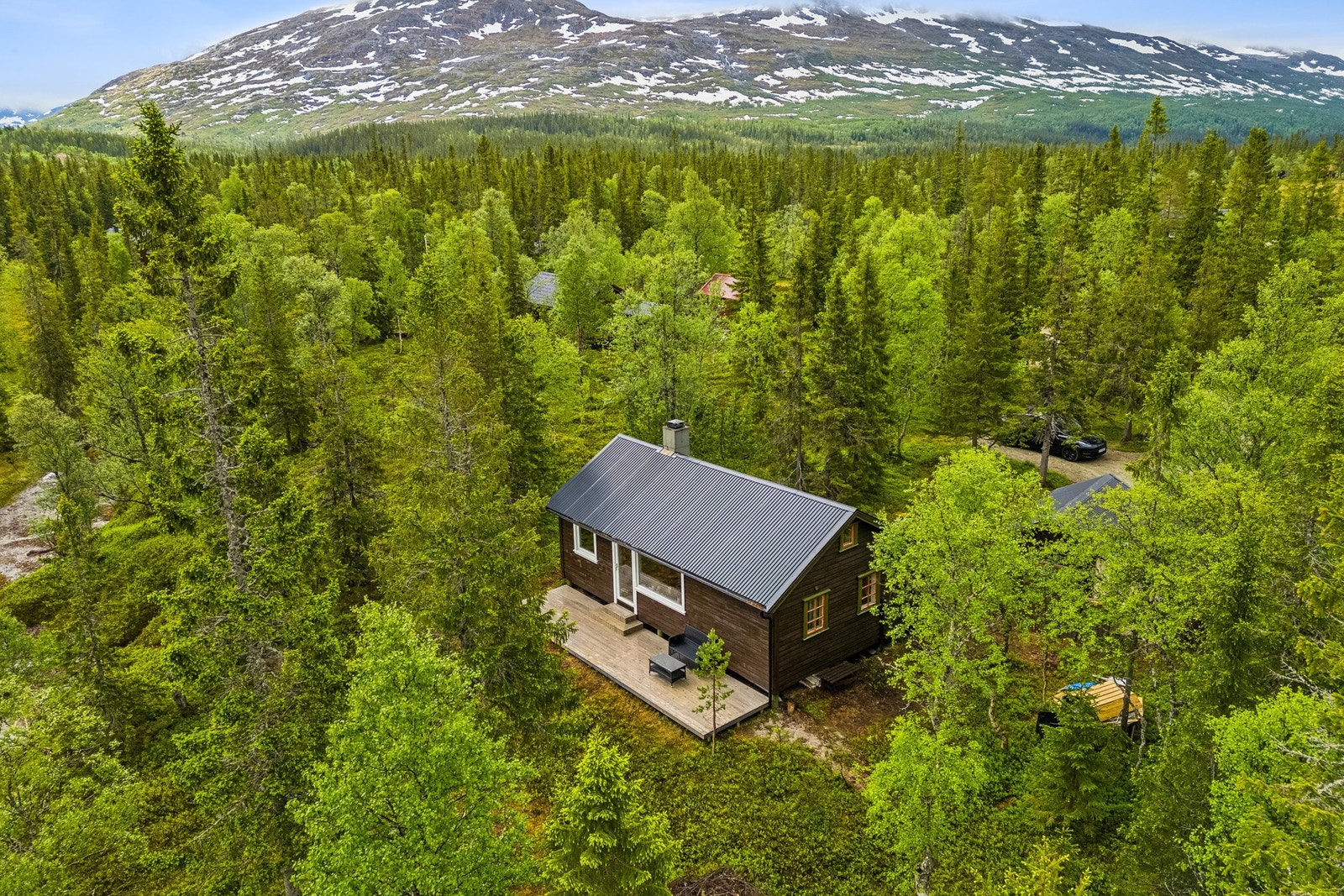 Vinterparkering skjer på felles parkeringsplass ved fylkesvei. Det er ca. 500 meter til hytta fra veien. Galleribilde