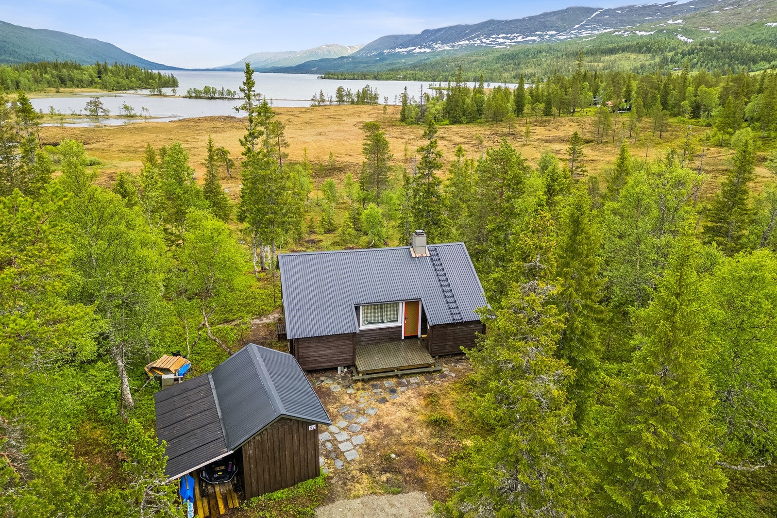 Eiendommen har fin og skjermet beliggenhet i nærheten av Fiplingvatnet og Bæråsen. Galleribilde
