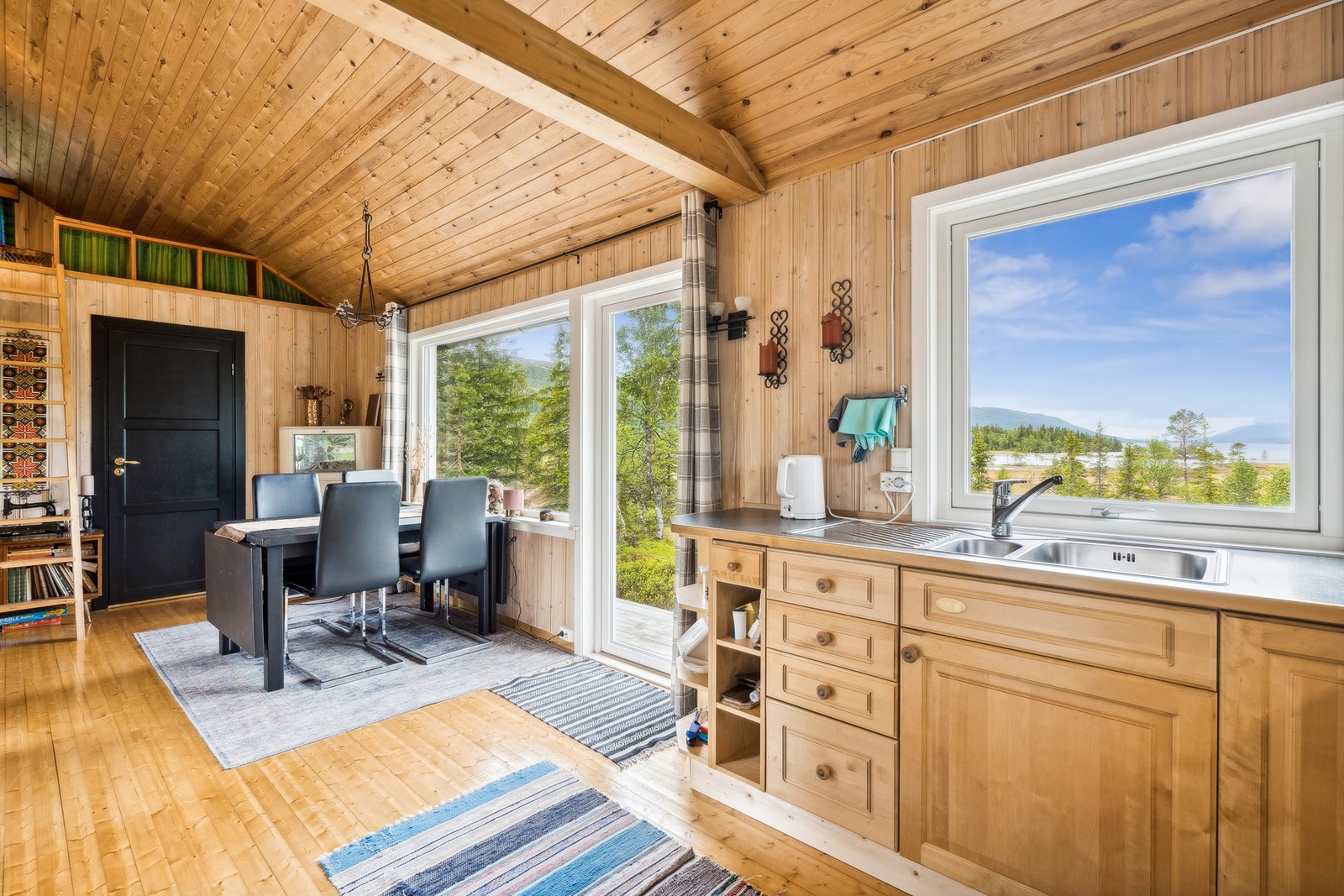 I hytta er det innlagt strøm. Du har også en utendørs vannkilde (ikke innlagt i hytta). Ellers tar man med dunker fra byen. Galleribilde