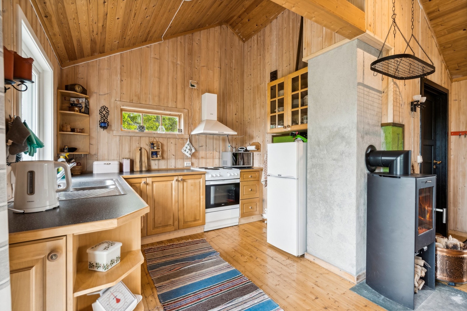 Overflatene består av lakket tregulv, panel på vegger og himling i hele hytta. Galleribilde