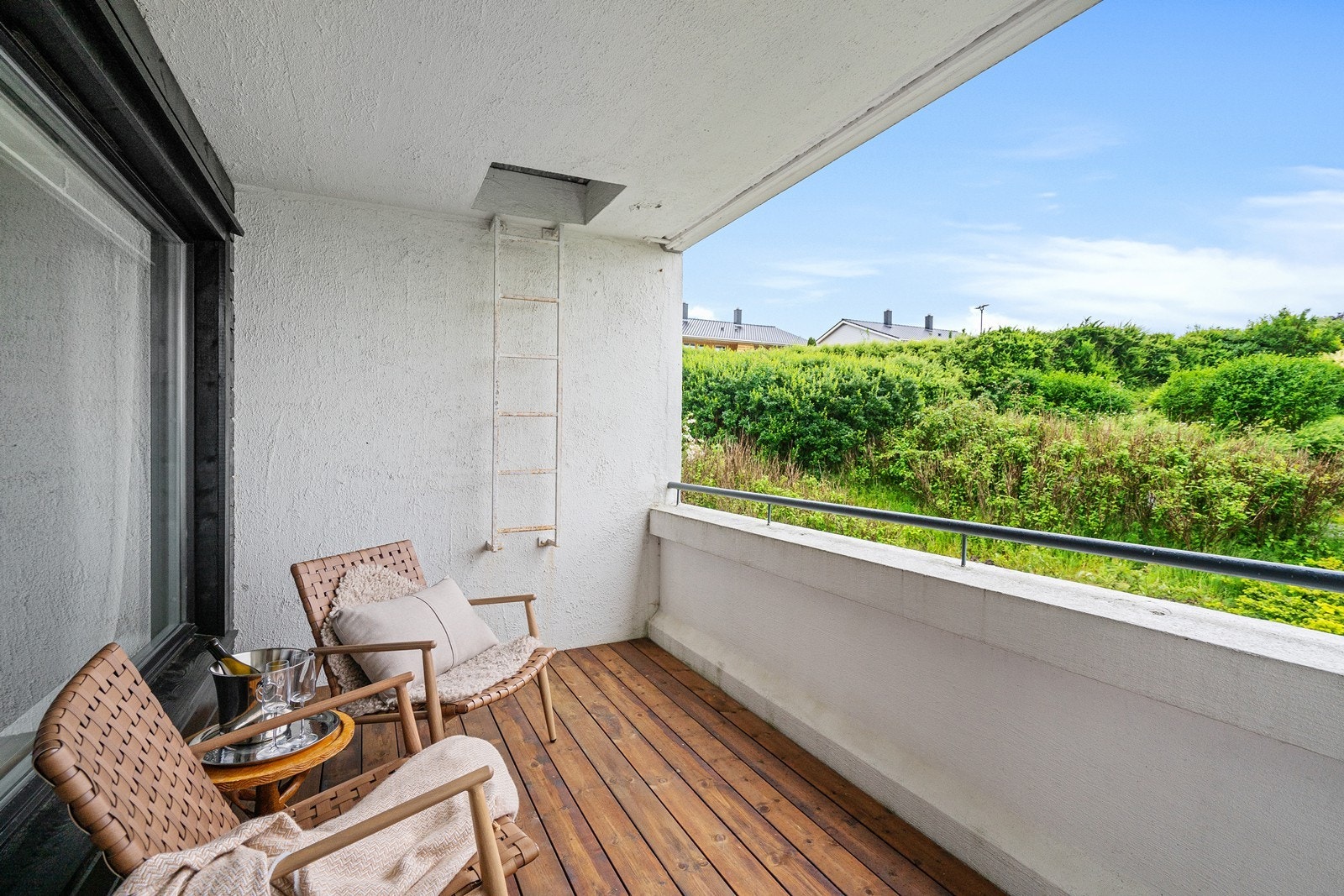 Fra stuen er det utgang til en kjekk balkong med overbygg. Galleribilde
