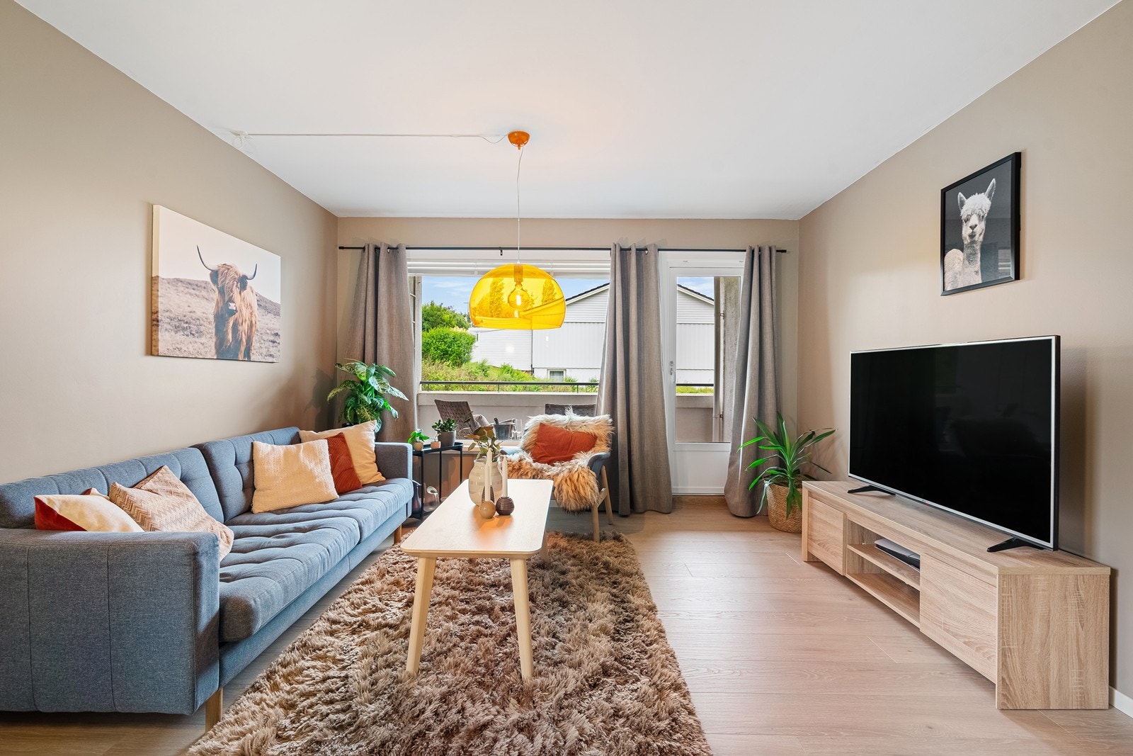 Fra stuen er det utgang til en koselig balkong med overbygg. Galleribilde