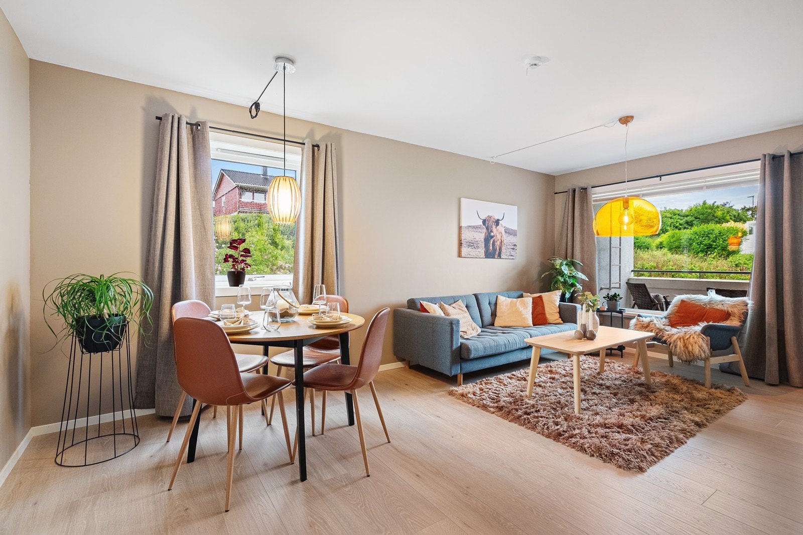 Lys og trivelig stue med plass til spisebord og sofa. Galleribilde