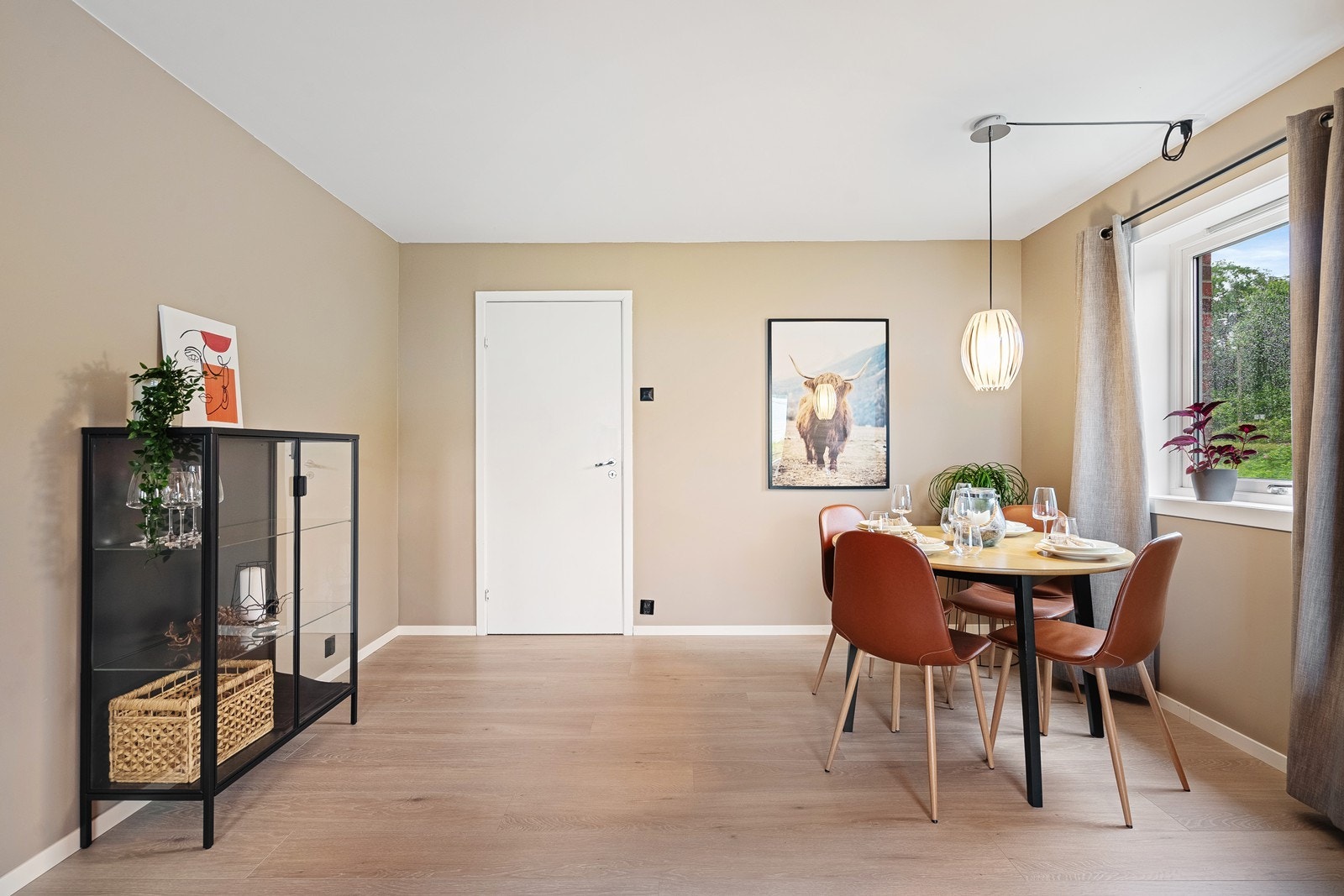 Stuen er malt i en lun og tidsriktig farge. Galleribilde