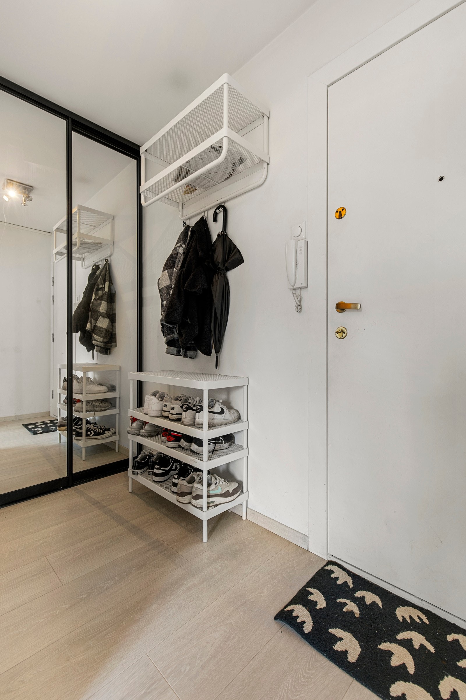 Godt med oppbevaringsplass i entreen. Galleribilde