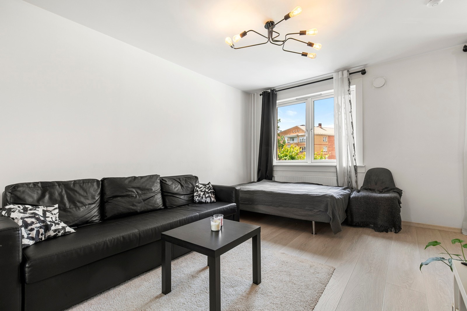 Stuen har plass til diverse innredning. Sofa medfølger. Galleribilde
