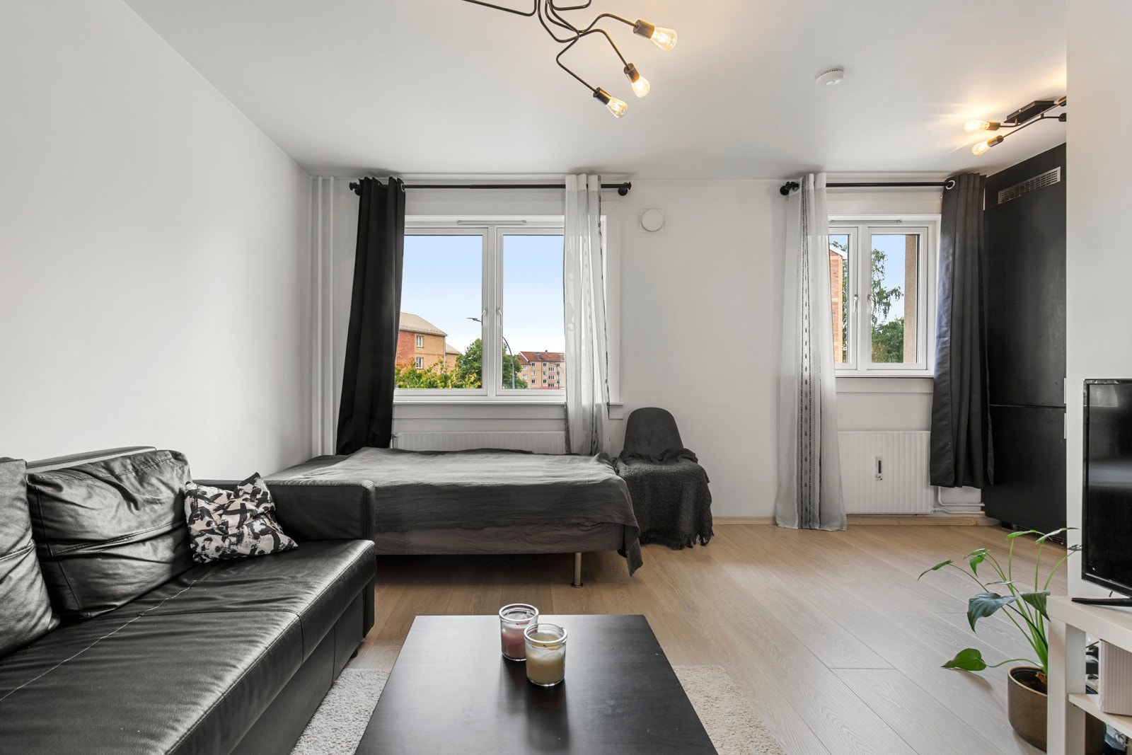 Store vindusflater som slipper inn godt med naturlig lys Galleribilde