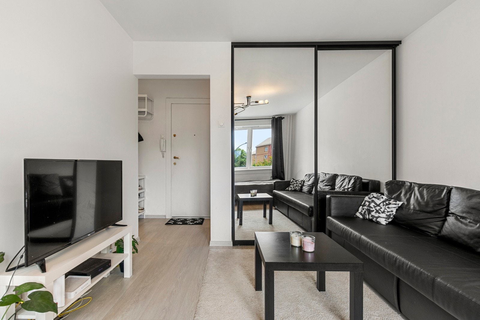 God plass til sofa tilhørende møblement. Galleribilde