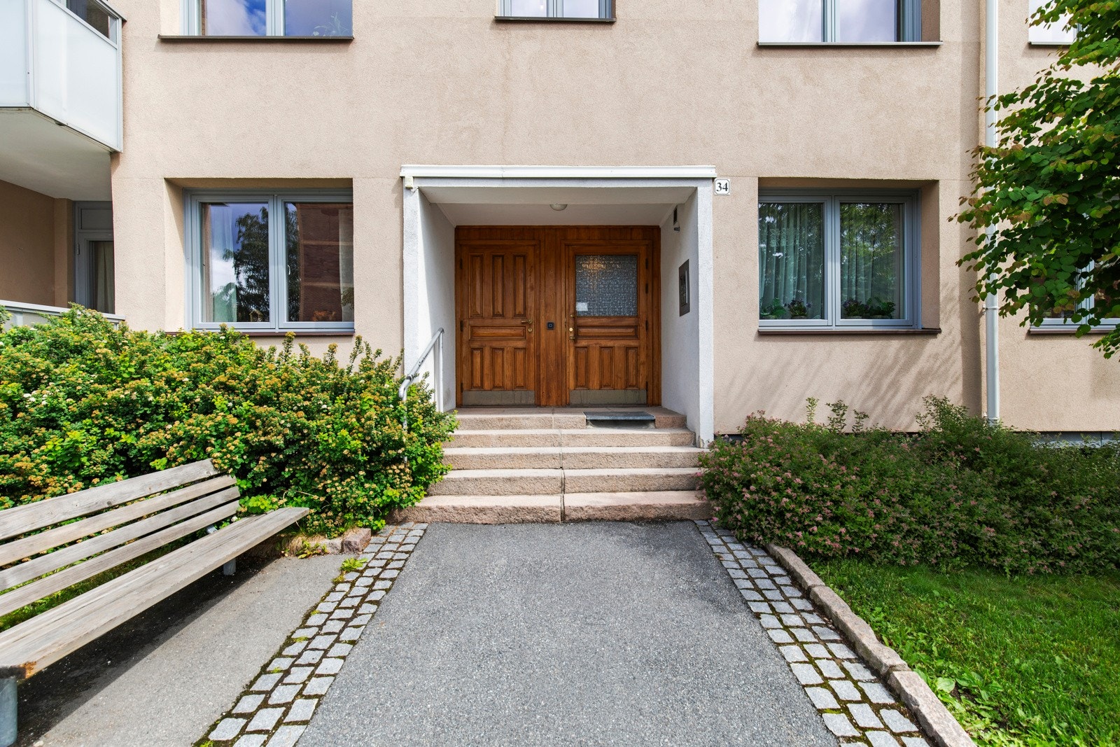 Det er ellers felles vaskeri i borettslaget. Videre er det god lagringsplass i kjeller- og loftsbod. Galleribilde