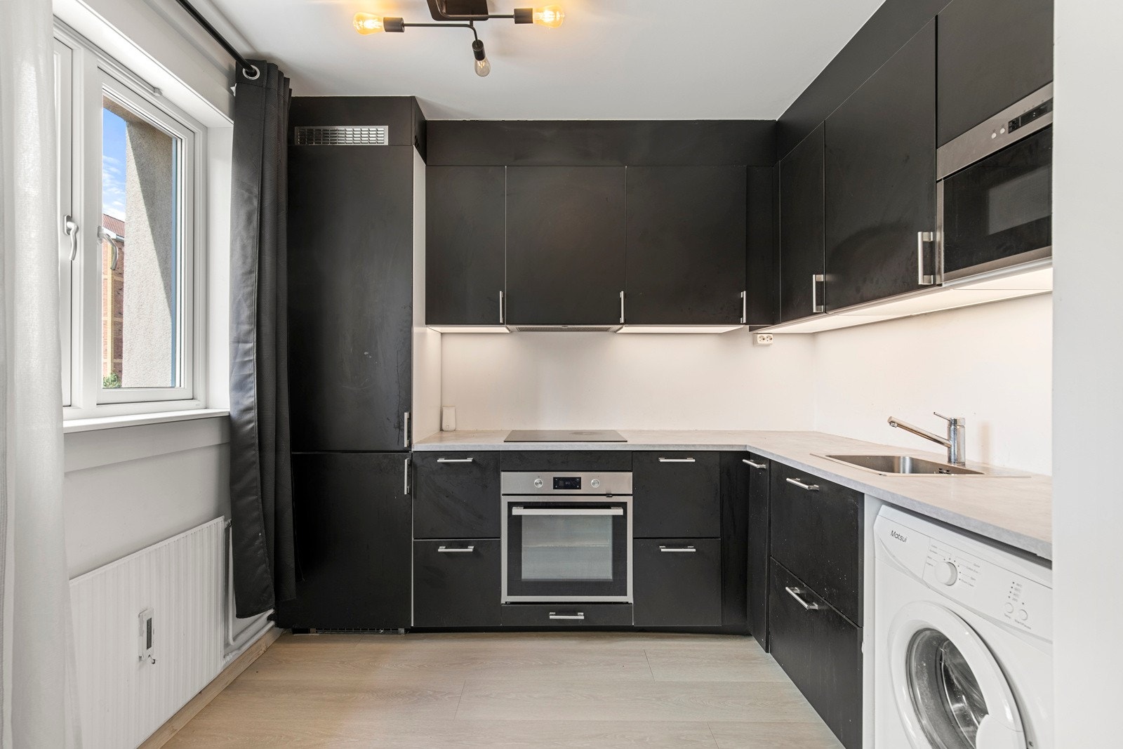 IKEA kjøkken fra 2019 med mørk innredning Galleribilde