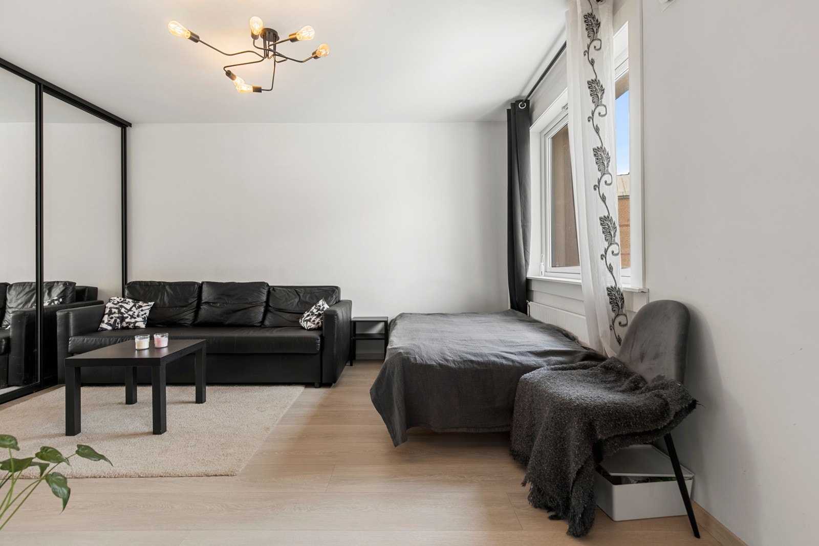 Leiligheten har en åpen stue/kjøkkenløsning med skyvedører til stor garderobeløsning. Galleribilde