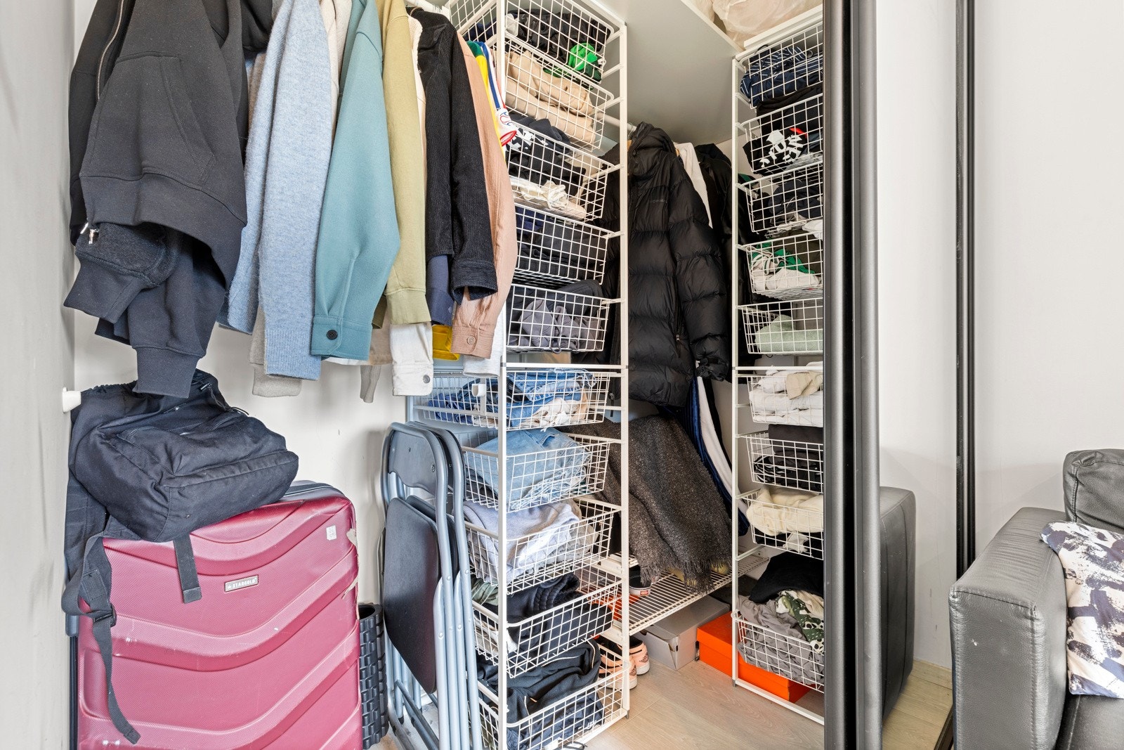 Stor skyvdørsgarderobe med masse lagringsplass. Galleribilde