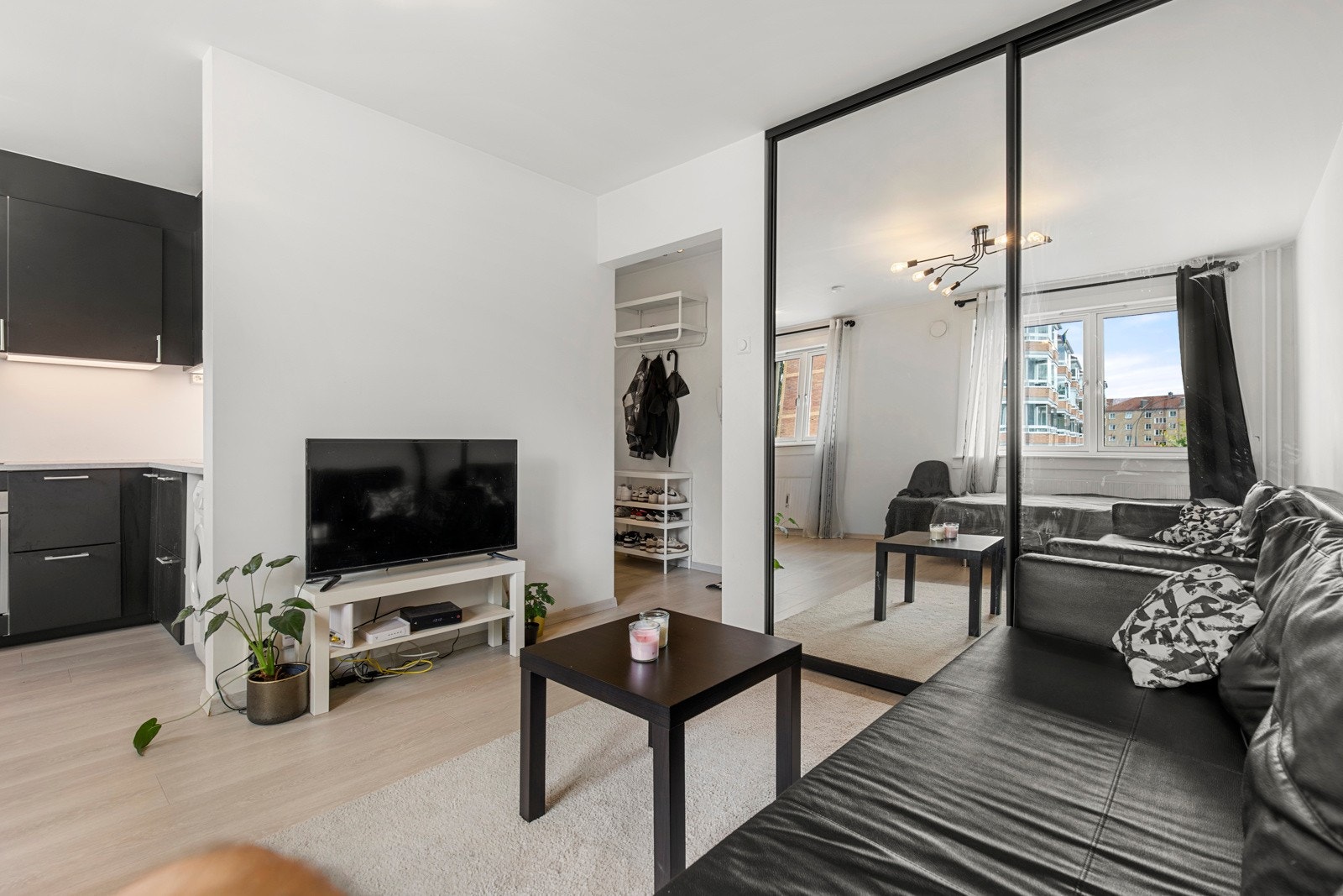 Romslig skyvedørsgarderobe i stue der opprinnelig det var sovealkove Galleribilde