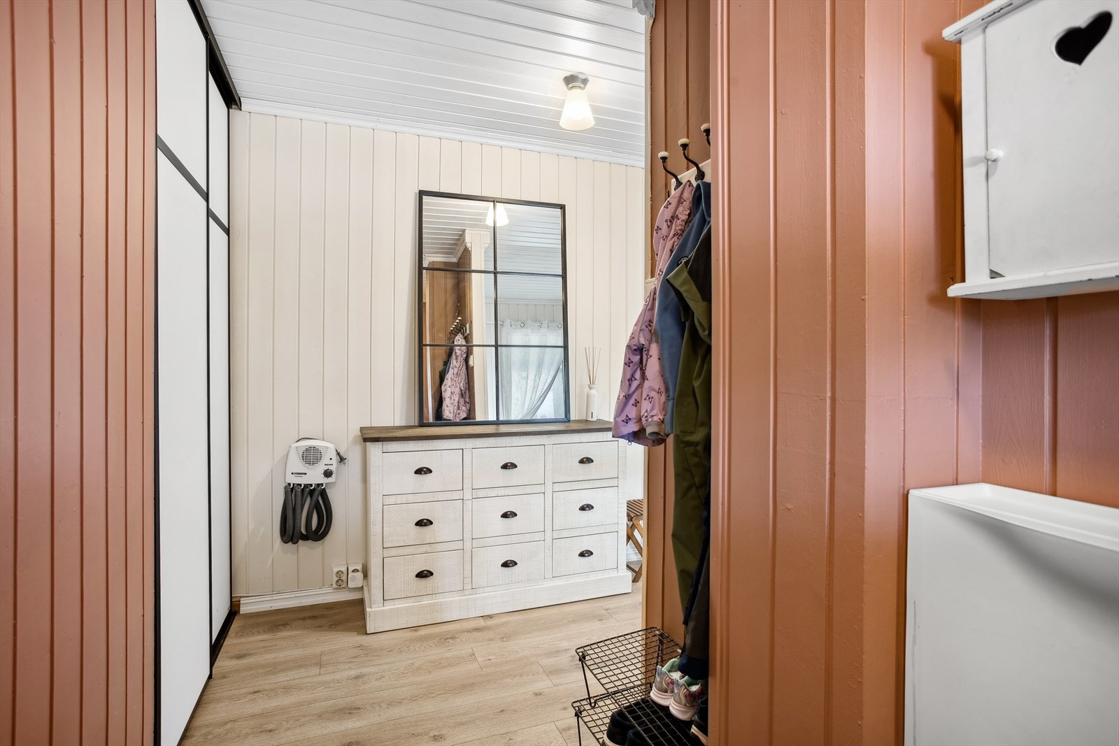 God oppbevaringsplass med skyvedørsgarderobe og bodrom Galleribilde