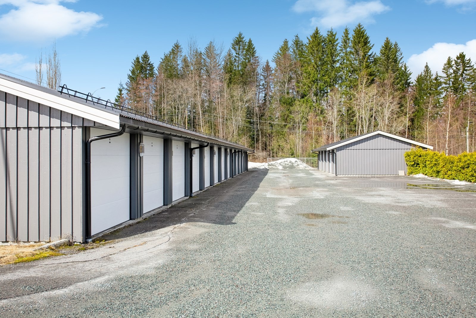 Garasje i rekke rett ved boligen Galleribilde
