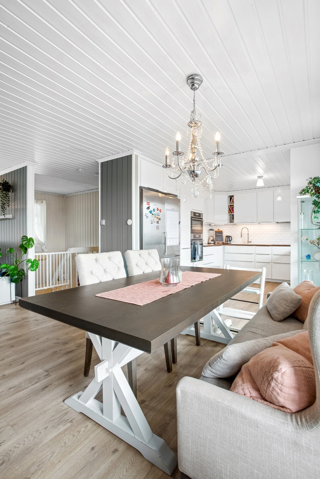 Boligen har en moderne åpen planløsning Galleribilde