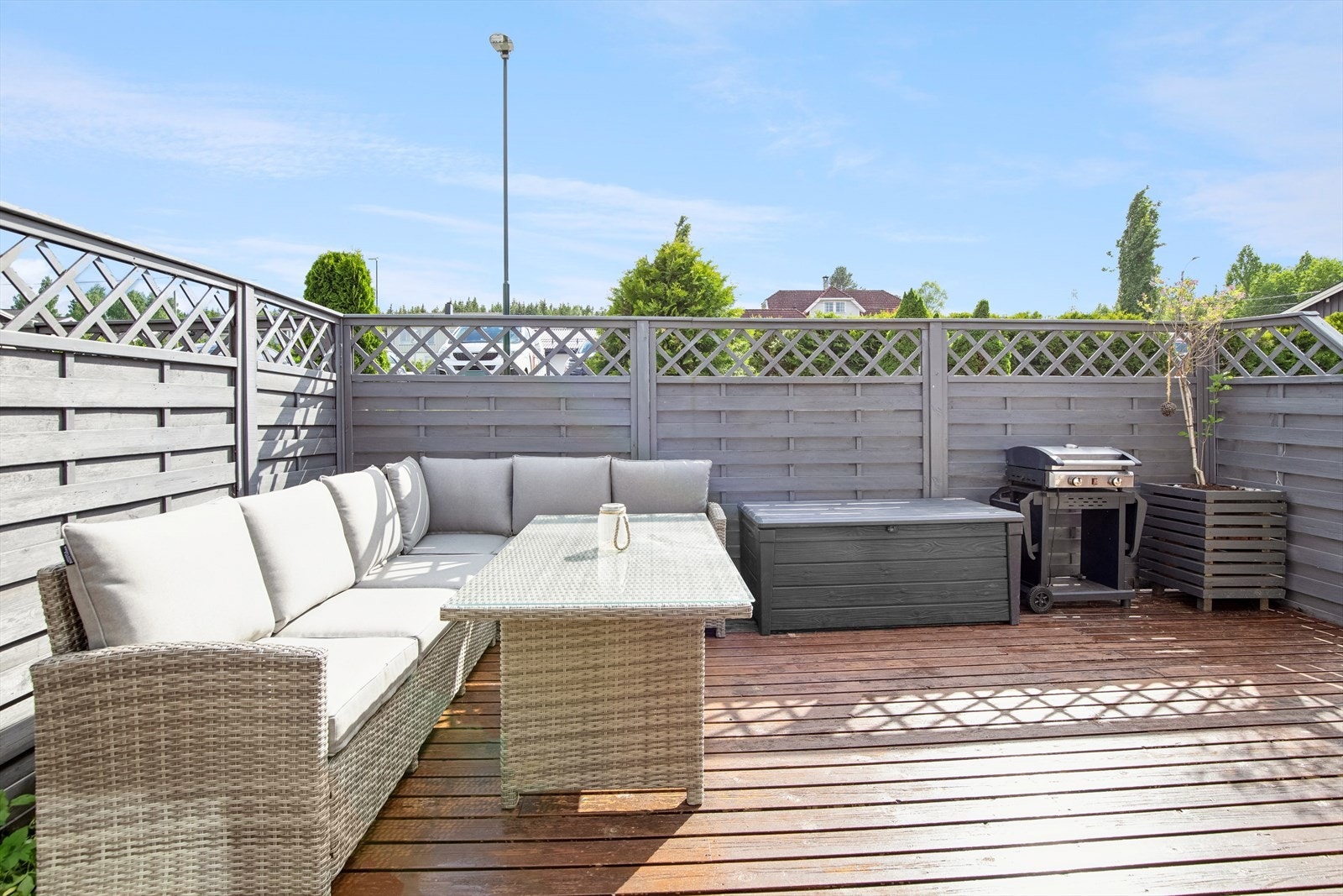 Terrasse på fremsiden av boligen. Her har man strålende solforhold og god skjerming mot innsyn Galleribilde