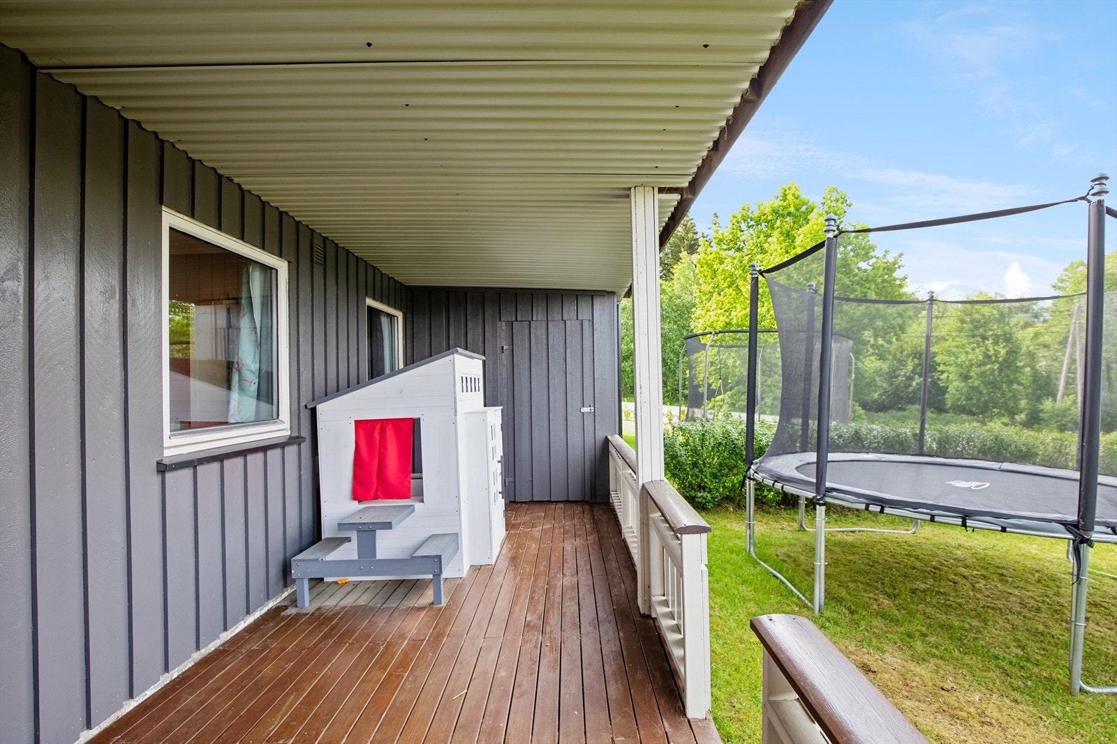 Terrasse med utgang til hage. Her er det også en bod Galleribilde
