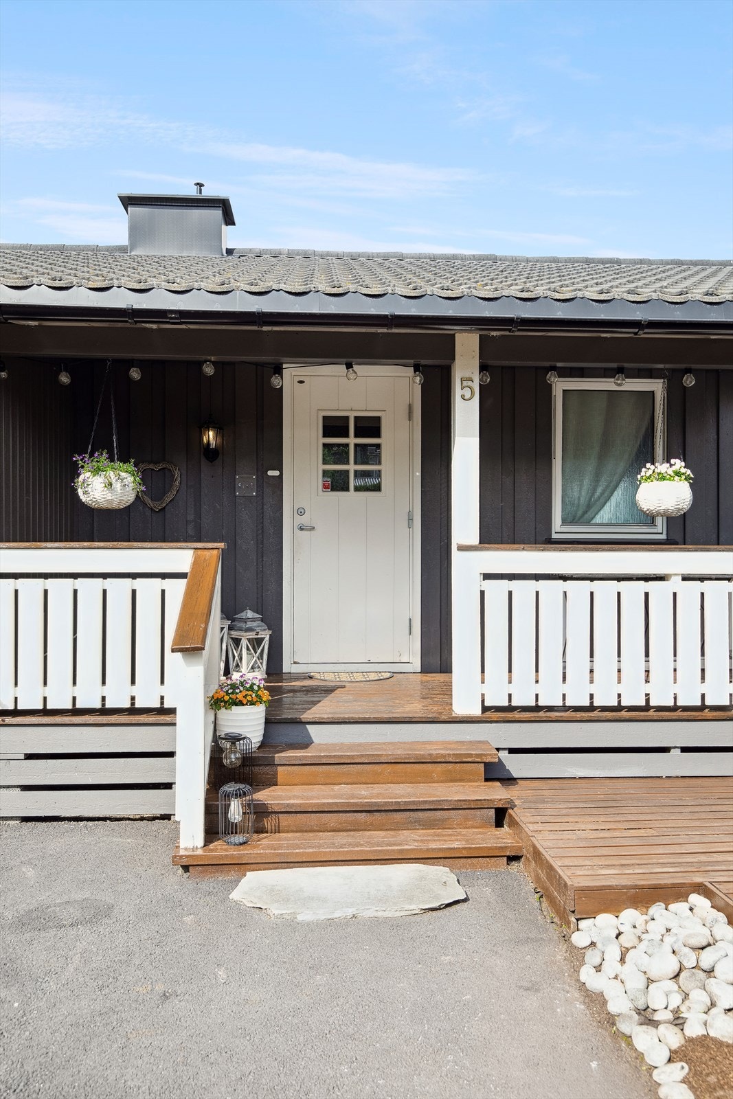 Hyggelig overbygd inngangsparti med tilknyttet terrasse Galleribilde