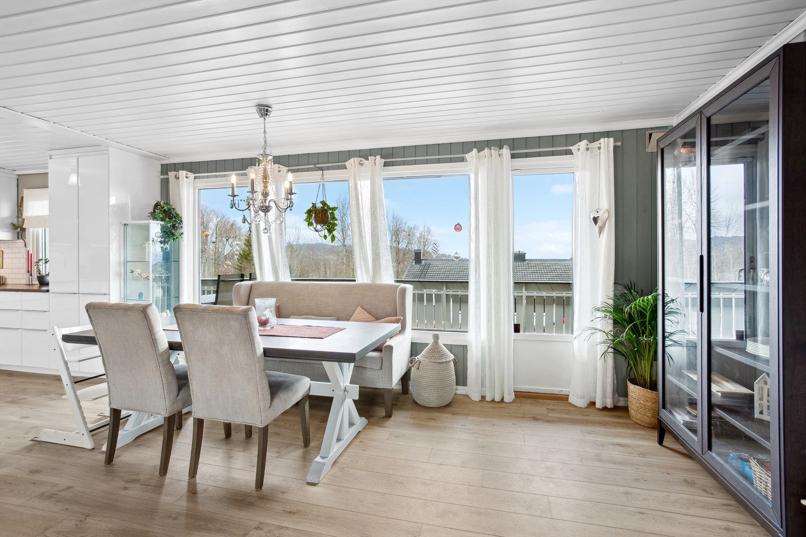 Romslig spisestue med fin utsikt Galleribilde