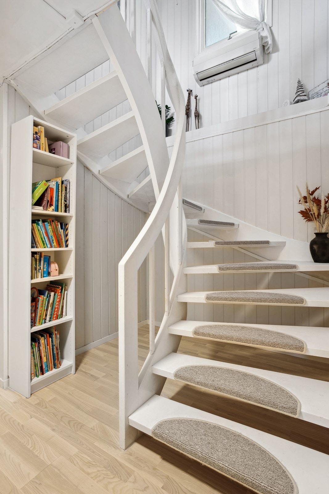 Det er montert varmepumpe ved trappen Galleribilde
