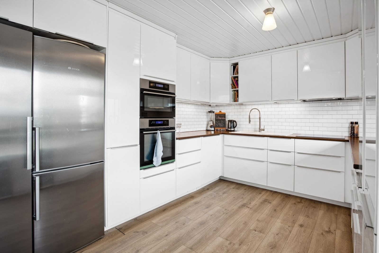 Innredningen er fra IKEA med hovedsakelig integrerte hvitevarer Galleribilde