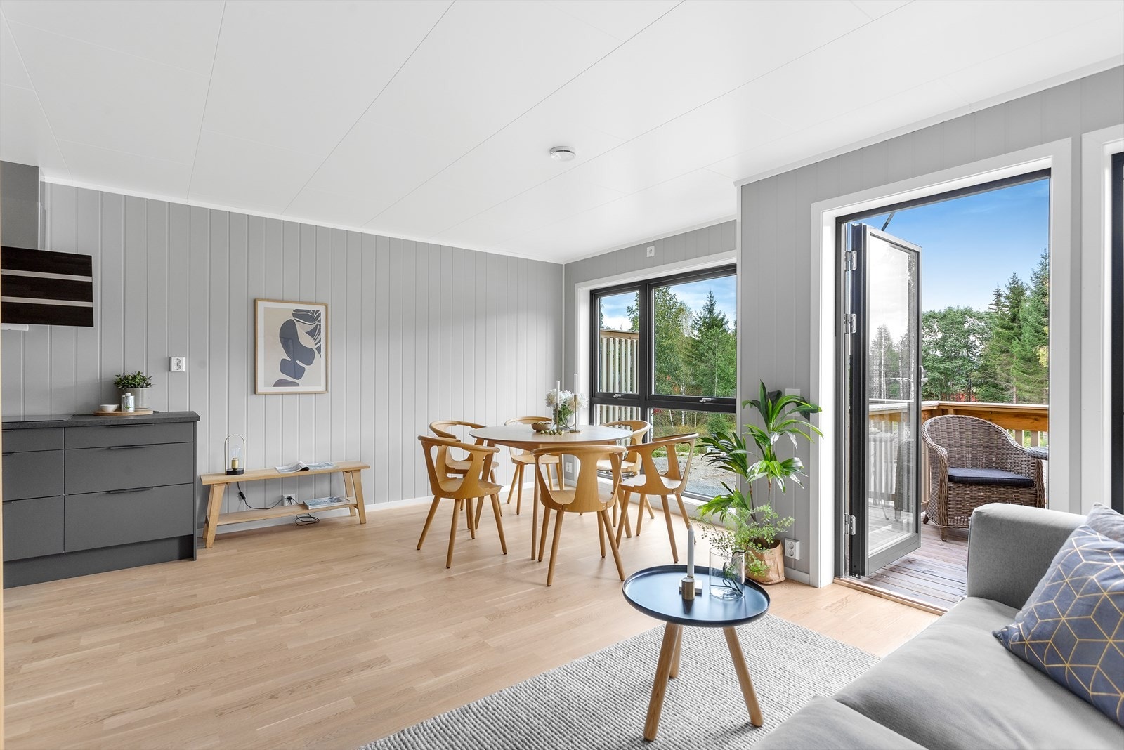 De store vindusflatene gir godt med lysinnslipp inn i boligen. Galleribilde